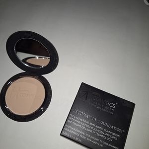 It cosmetics  full coverage pressed powder foundation compact with applicator